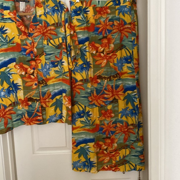 HAWAIIAN TOP & MATCHING WRAP AROUND SKIRT. Size M - Picture 2 of 4